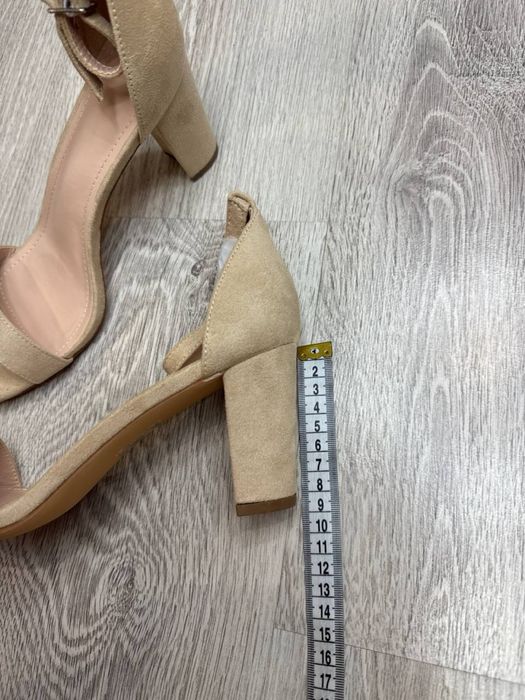 Бежеві туфлі на підборах 39р з відкритим передом
