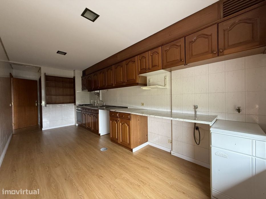 Apartamento T2 com garagem, S. Bernardo