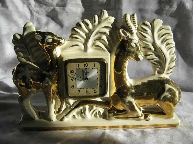 Stary porcelanowy zegar Francja z motywem myśliwskim, pozłacany.