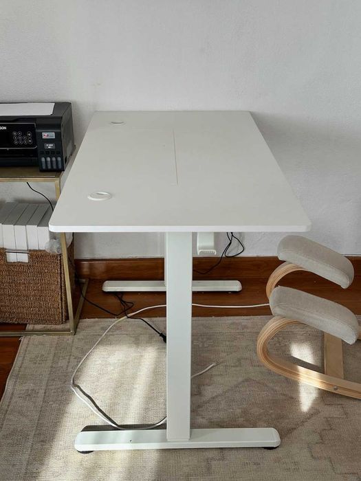 Secretária com elevador elétrico