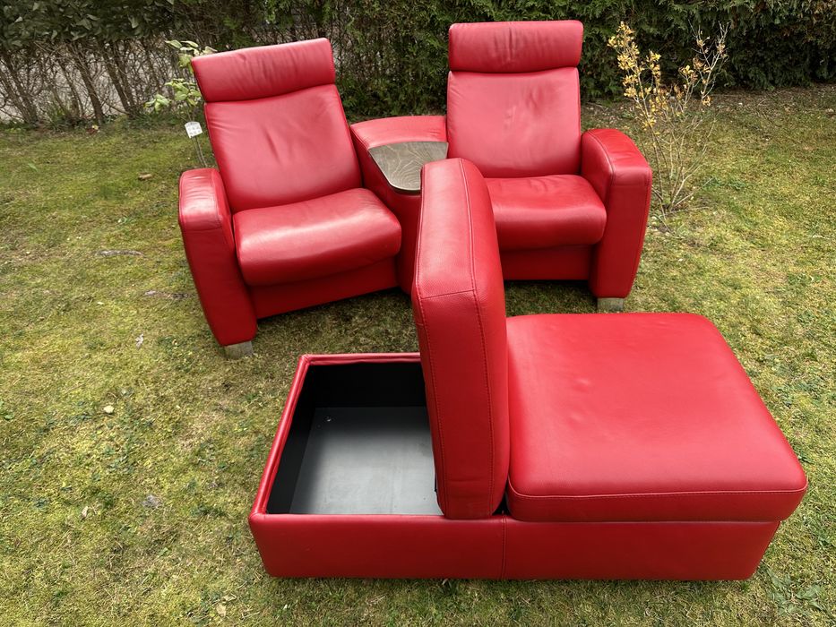 Sofa kinowa rozkładana Stressless Arion czerwona skóra i pufa