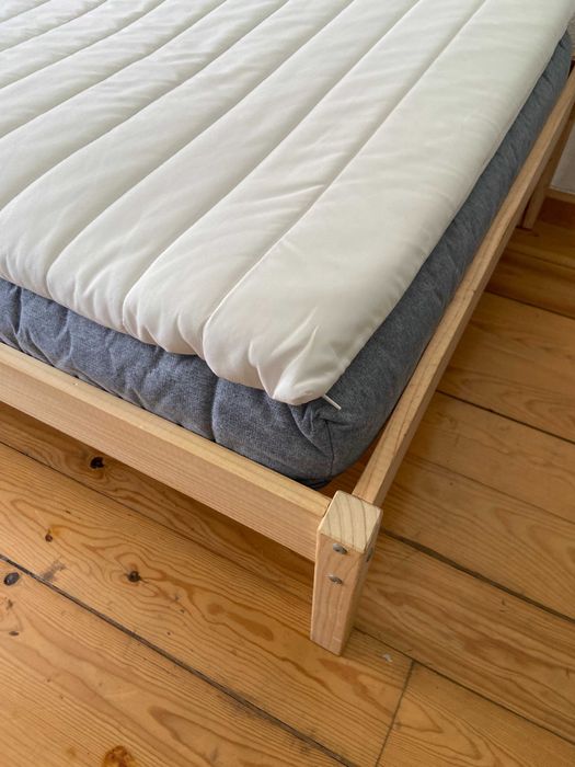 Sofá-cama de madeira com colchão e almofadas (EN: sofabed)