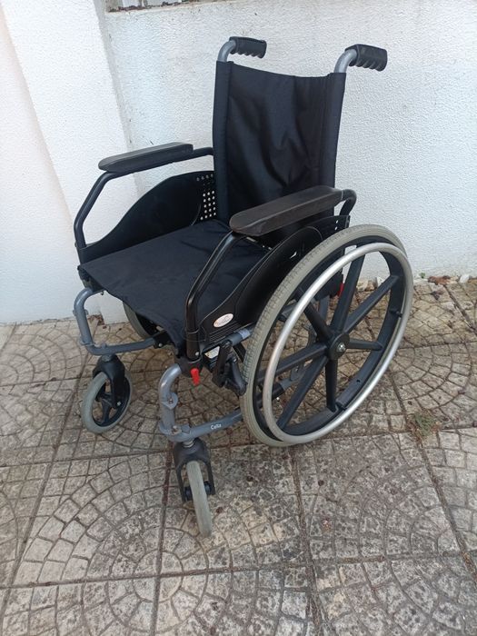 São duas cadeiras de rodas e razoável estado de conservação