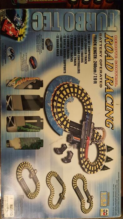 Іграшкова гоночна траса з двома електромобілями