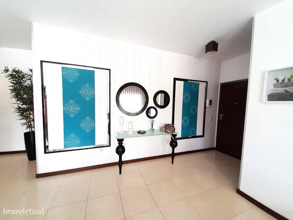 Apartamento T2 para arrendar ao ano, condomínio com piscina e lugar...