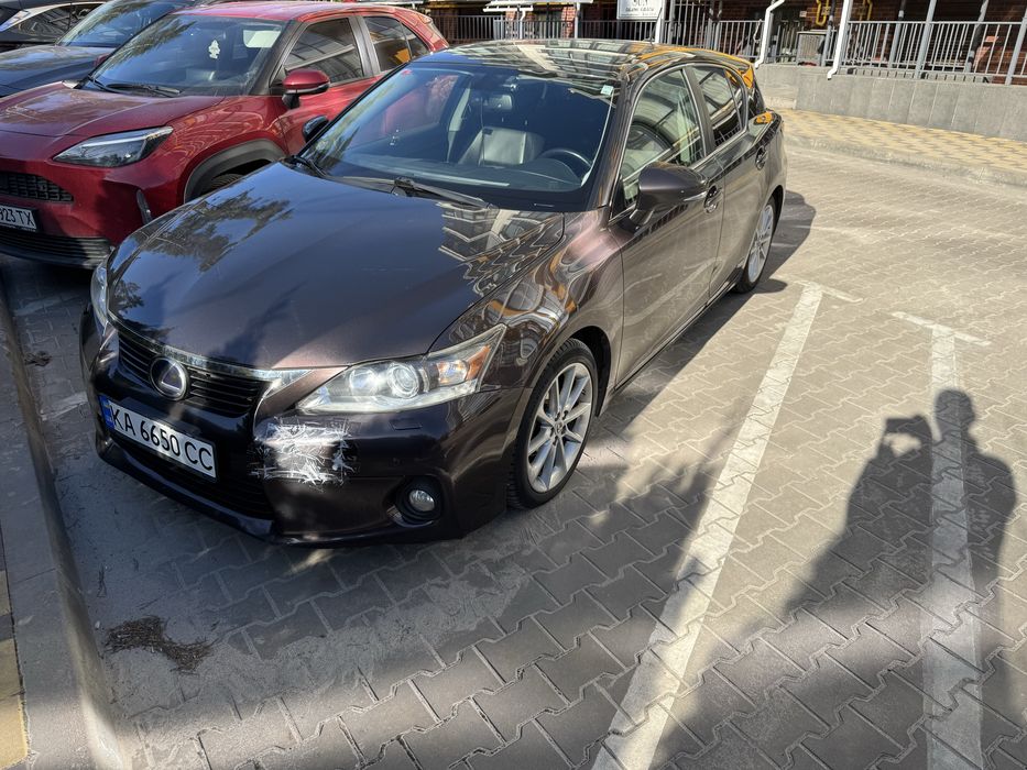 Lexus ct200h 2012 року