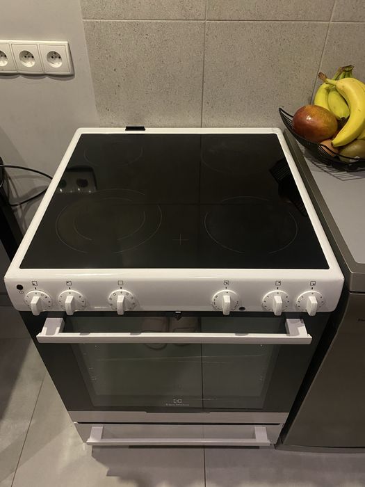 Kuchenka elektryczna Electrolux EKC6051BOW