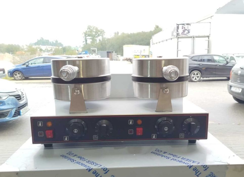 Máquina de Waffles Dupla - NOVA