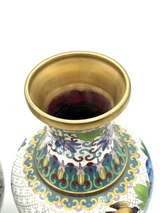Par de jarras brancas com desenhos cloisonné
