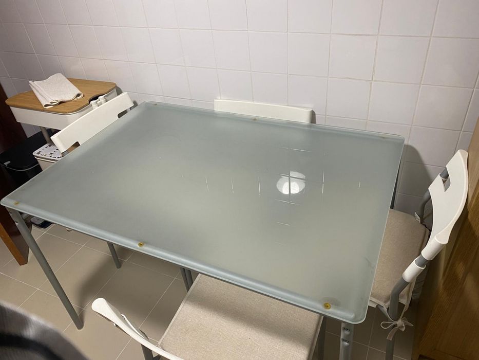 Mesa com 4 cadeiras
