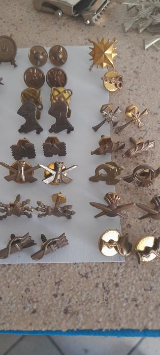 Vários itens de militaria / crachás/patchs