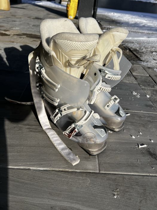 Гірськолижне спорядження, лижі, палиці, шлеми