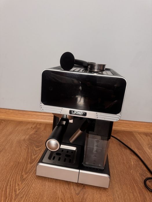 Ekspres do kawy firmy Yoer.