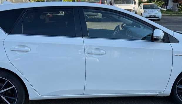 Auris II kolor 040 drzwi prawe tylne hatchback