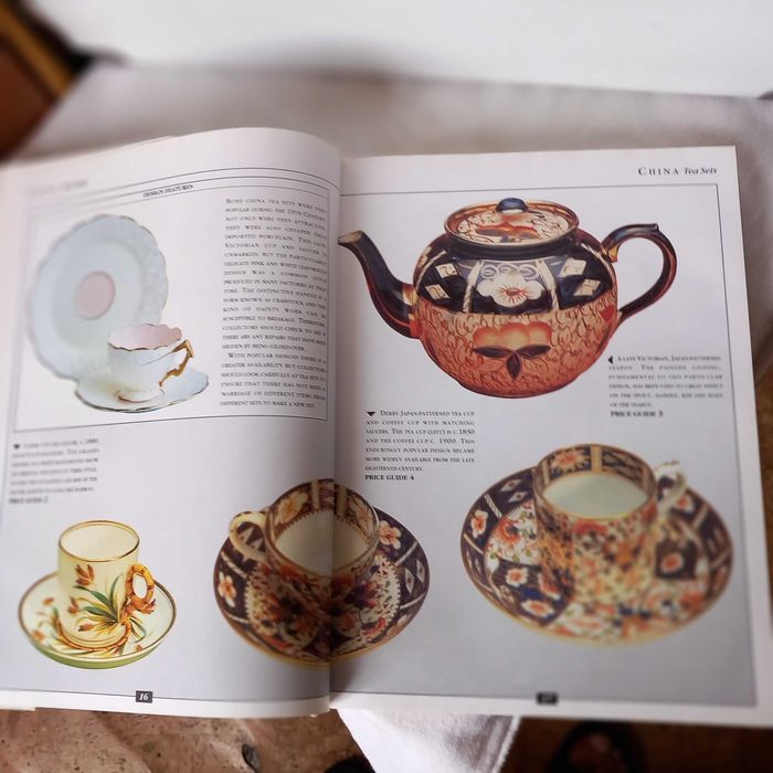 Livro " A collecter's guide to antiques"