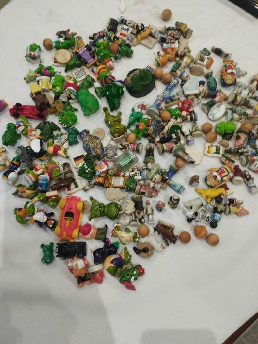 Conjunto de miniaturas de figuras ceramicas e outros materiais.