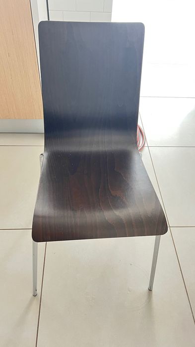 3 cadeiras castanhas