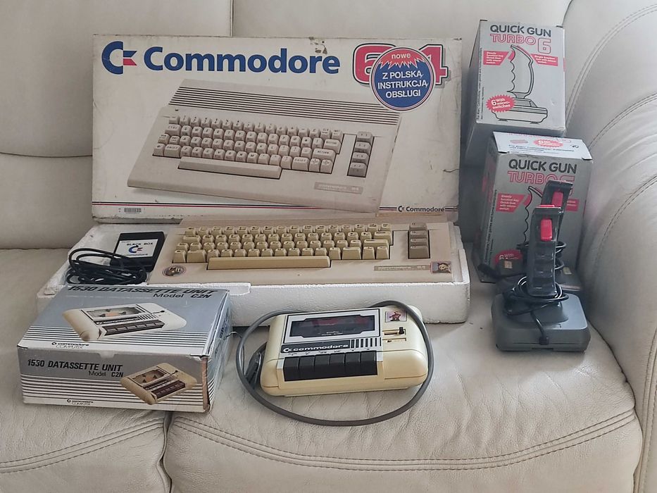 Commodore C 64 magnetofon plus 2 joystick plus cartridge i kaseta