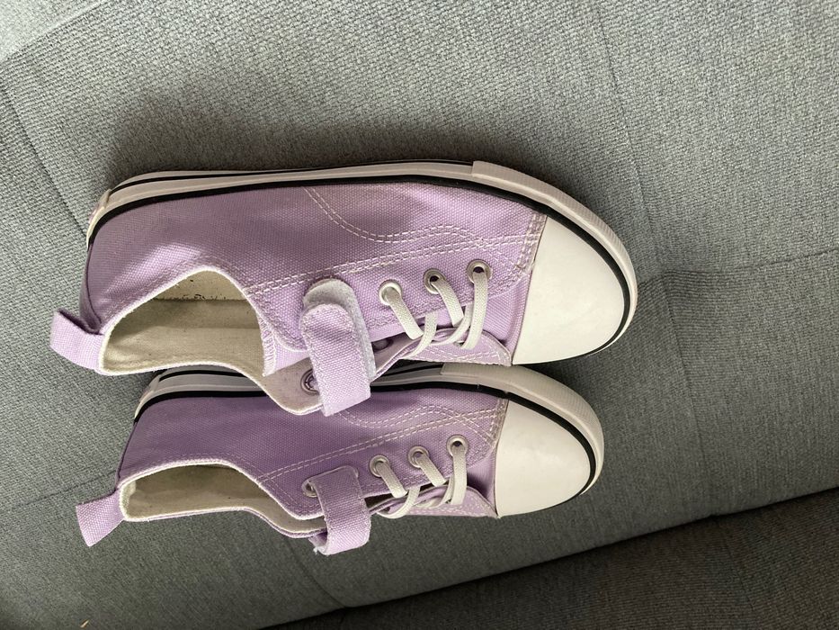 Trampki na W-f z białą podeszwą rozmiar 34