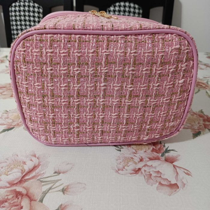 Duża, różowa kosmetyczka ze złotą nitką.
