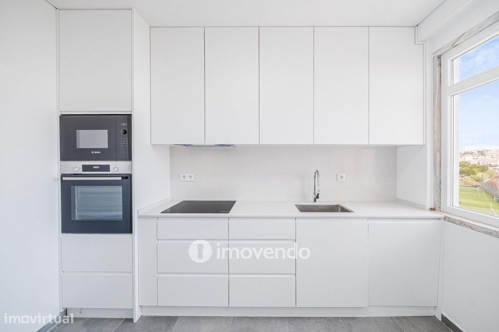 Apartamento T2 remodelado, com cozinha equipada, na Reboleira