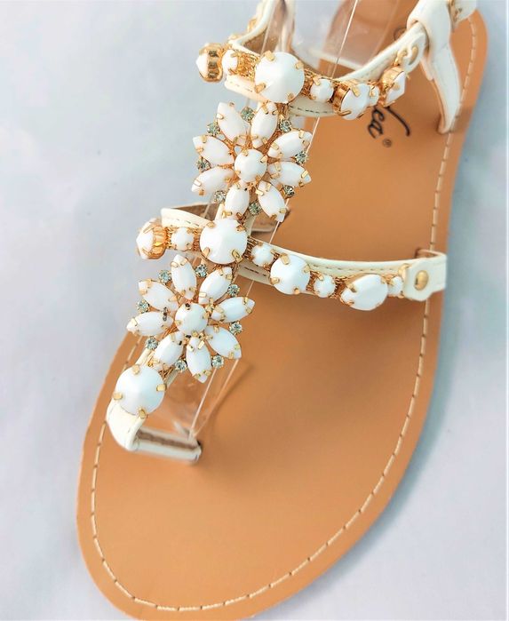 Sandały białe zdobione