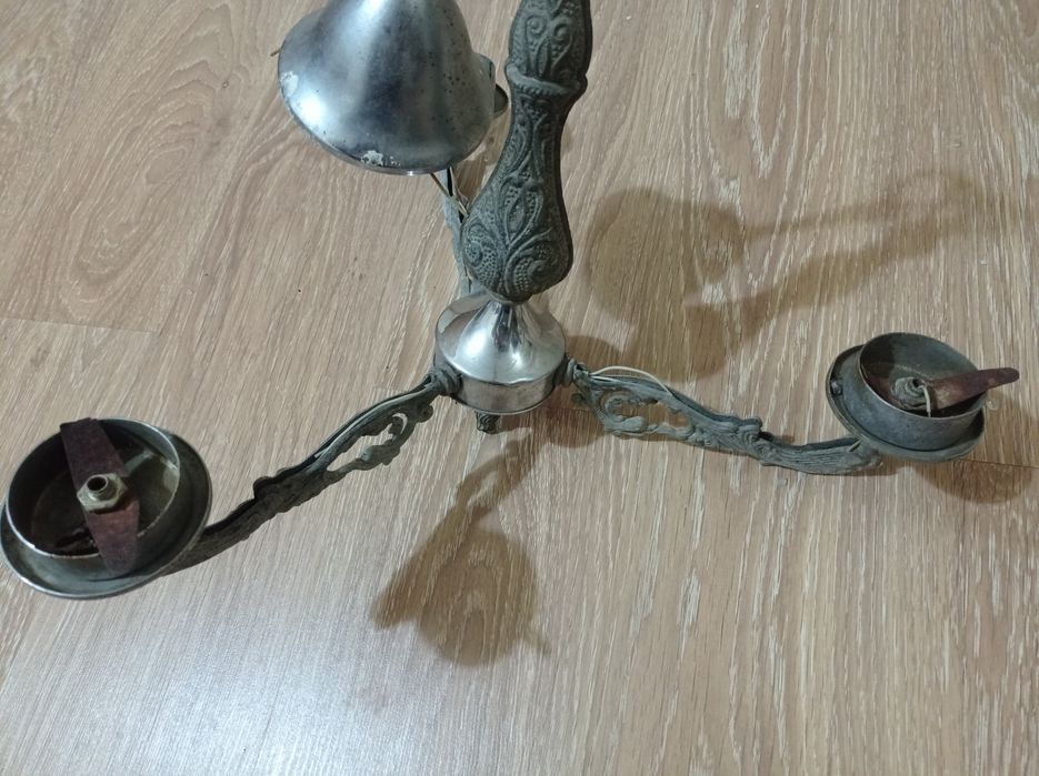 Люстра на три плафона.