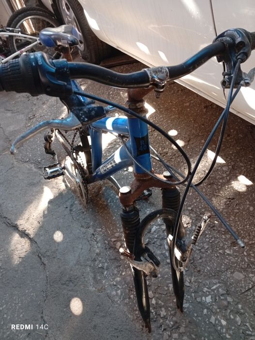 Bicicletas a andar e para restaurar