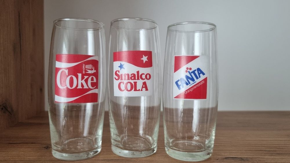 Kolekcja starych szklanek Coca Cola