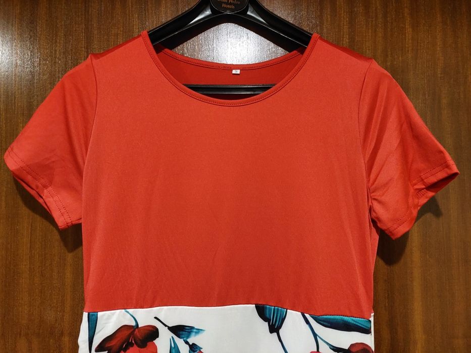 Vestido em tons de vermelho com flores