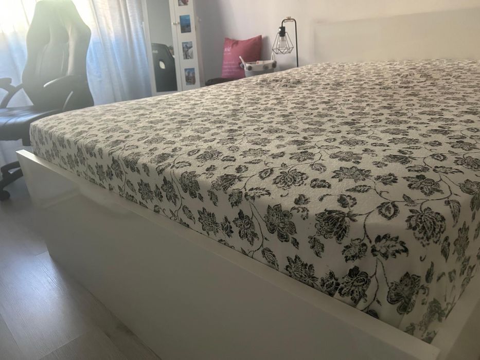 Cama de casal branca