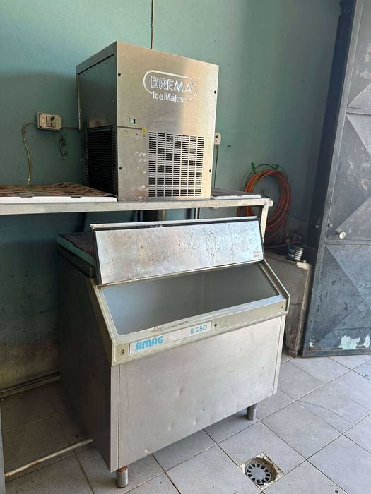 Máquina de Gelo Profissional Brema com Depósito Simag R250 e estrutura