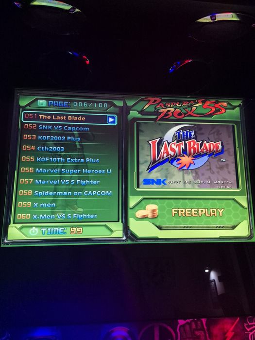 Máquina arcade com 999 jogos