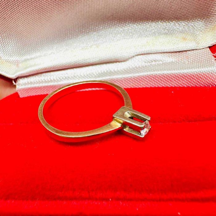 Золота каблучка з діамантом.