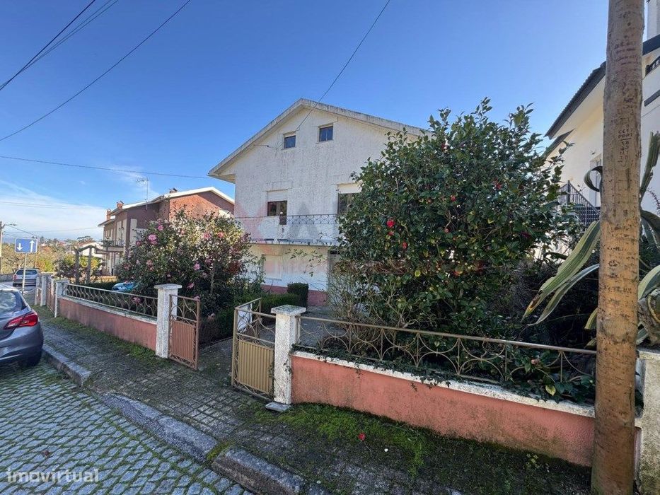 Moradia Independente com um terreno de 7.780 m² em plena Cidade de ...