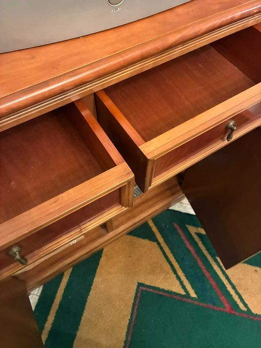 móvel aparador com 3 portas, em madeira maciça