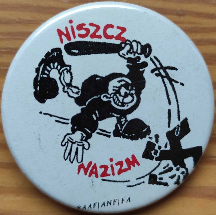 przypinka z punkiem niszczącym swastykę
