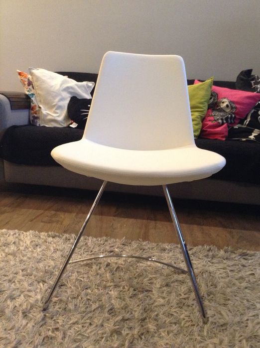 Krzesła kolor biały ekoskóra na płozach 4 szt z MOMA studio