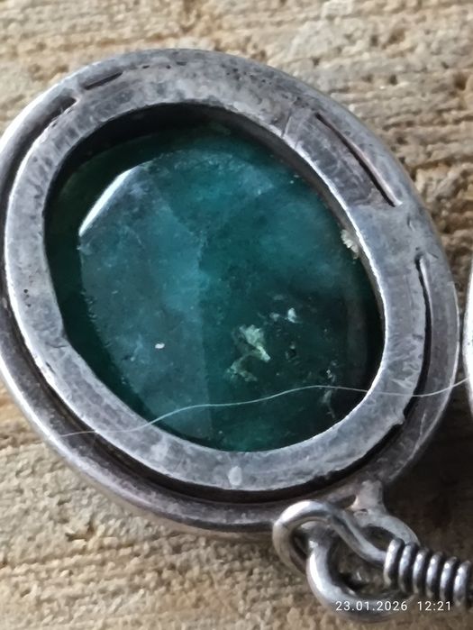 Duże srebrne kolczyki ze szmaragdowym oczkiem . Vintage