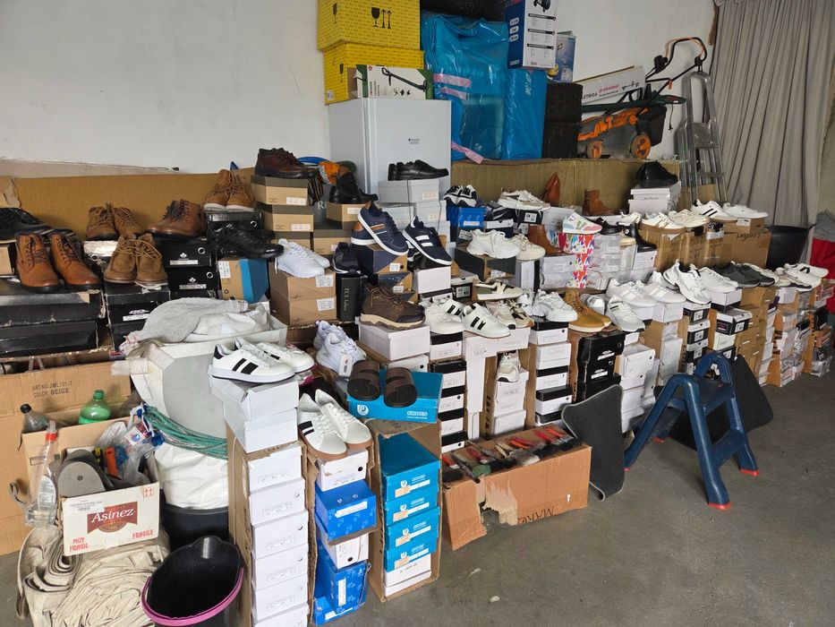 Lote de calçado masculino/ feminino à volta de 1000 pares