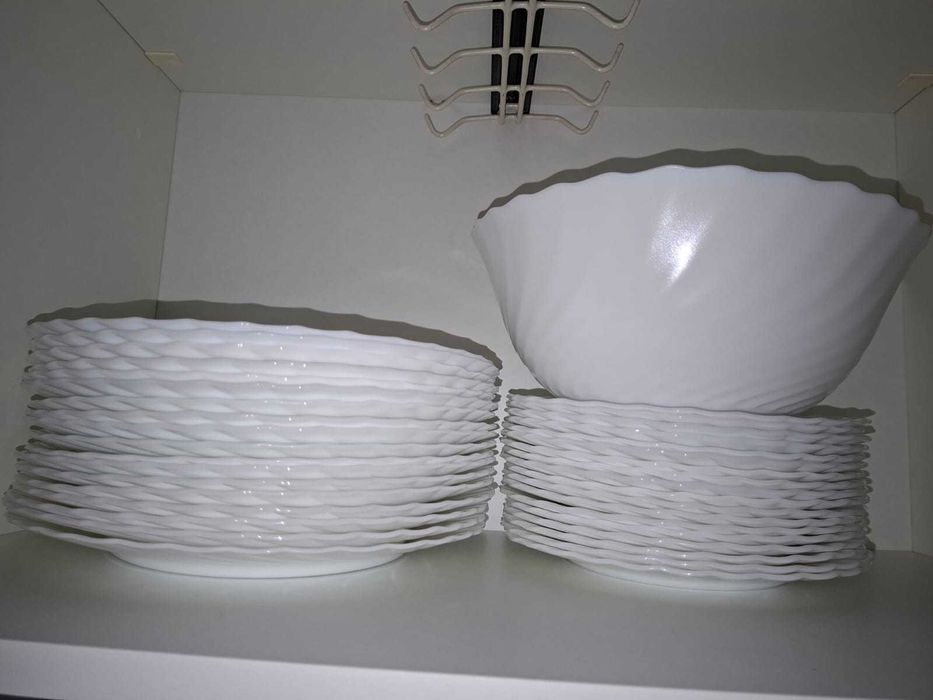 Serviço de loiça branco — 36 pratos + saladeira