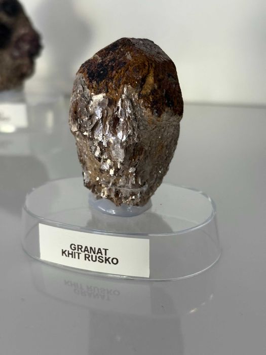 Granat w błyszczącej mice – Khit Ostrov, Karelia, Rosja [84g]