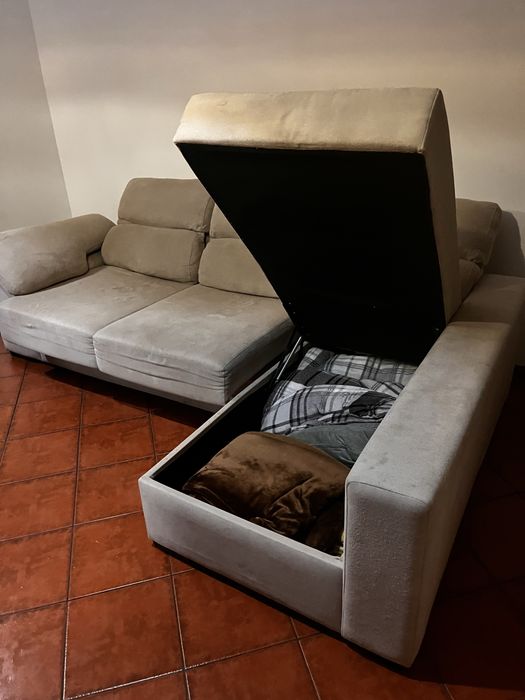 Sofa com arrumo