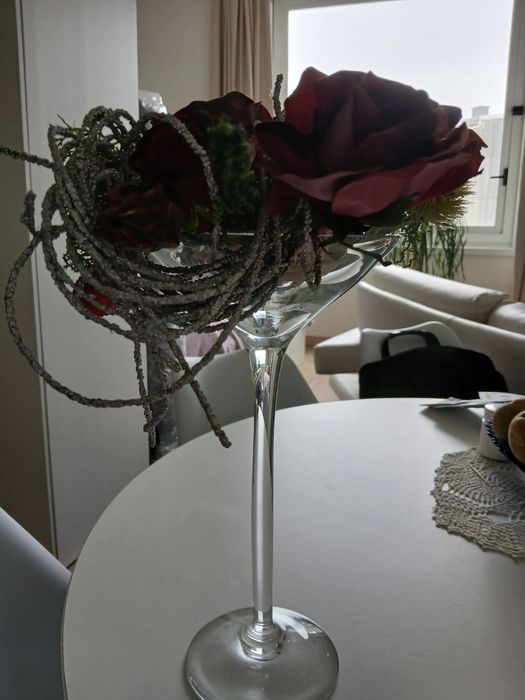 Peça em vidro tipo cálice gigante com pé alto, com ou sem arranjo artificial como lhe apliquei para a foto.