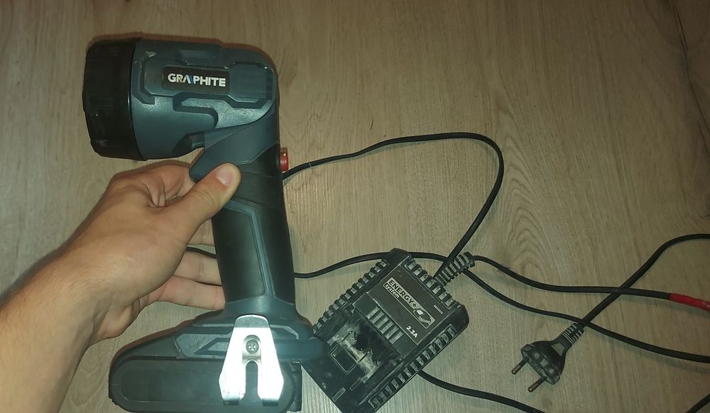 Latarka akumulatorowa GRAPHITE LED + akumulator i ładowarka