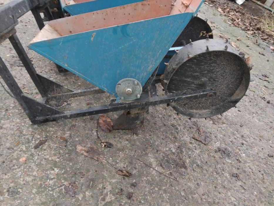 Продам підгортачі картоплі, сівалку,до мотоблока