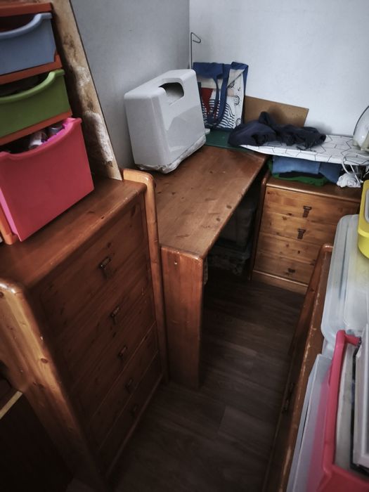 Mobília cómodas e secretária