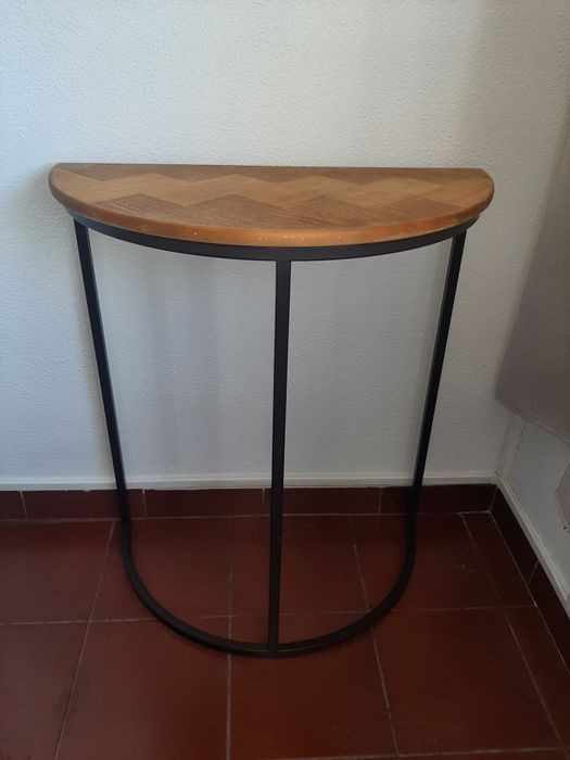Mesa de consola em madeira com estrutura metálica preta