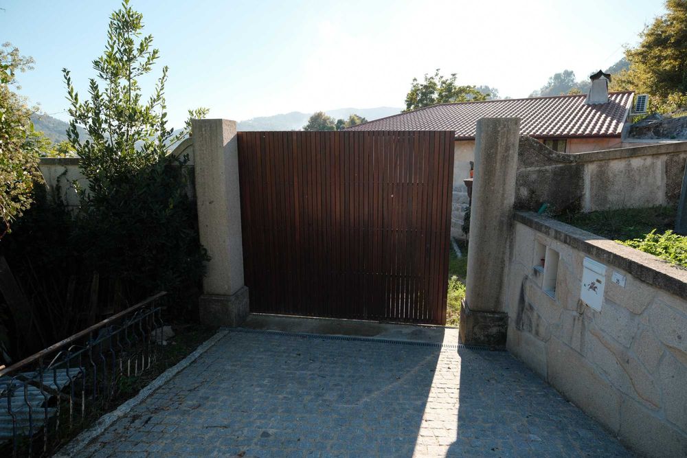 Casa em pedra c/ 5.000 m² de terreno, vinhas e lago | Minho