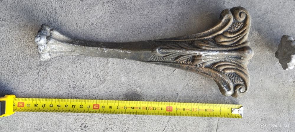 Treze (13) pés de leão em alumínio. Em Loulé.